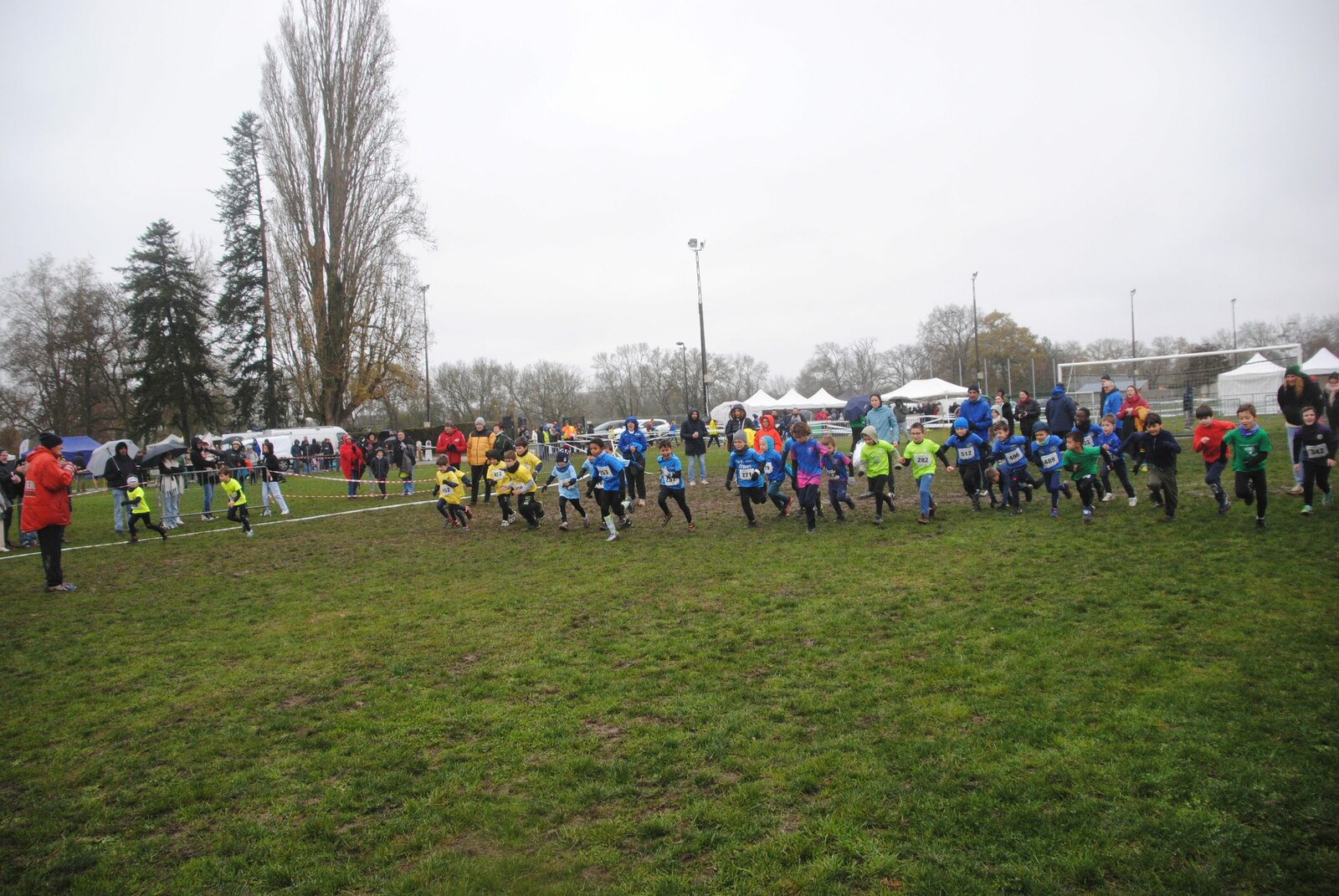 🔥 À vos pointes ! Le Cross Touraine voit grand : championnats départementaux de cross court et régionaux de relais à Amboise ! 🏆